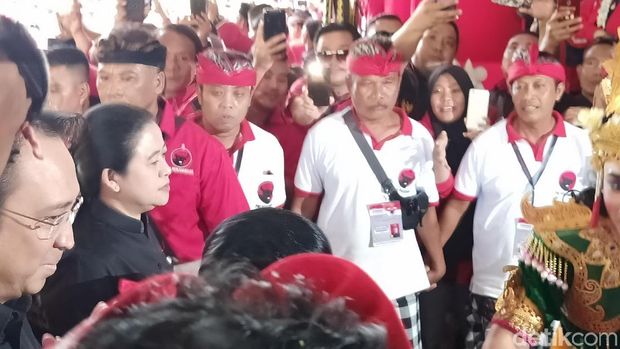 Bareng Prananda dan Puan, Megawati Tiba di Kongres PDIP