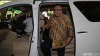 Selain menteri, Ketua DPD RI Oesman Sapta Odang dan Ketua DPR Bambang Soesatyo hadir.