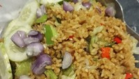 Penyuka rasa pedas bisa mencampur nasi goreng Jawa dengan irisan rawit merah yang pedas menyengat. Foto : Instagram @putunekartawijayasimbah