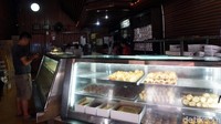 Tip Top juga menjual aneka kue-kue. Untuk membuat kue ini, Tip Top masih menggunakan tungku kayu bakar. Mungkin itu rahasia di balik lezatnya kue-kue restoran ini. (Wahyu Setyo/detikcom)