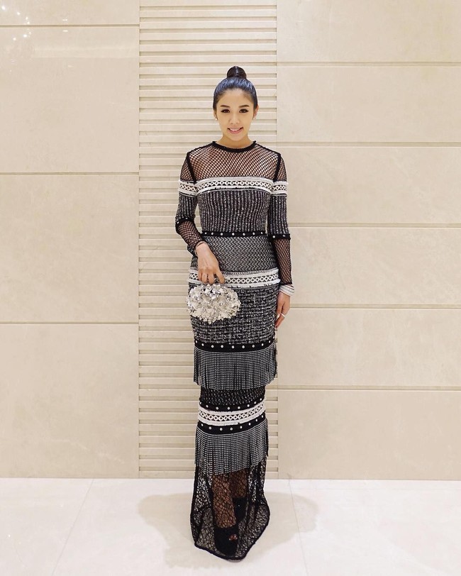 Carmen Yim, sosialita cantik asal Hong Kong punya kehidupan jet set. Menengok dari Instagramnya, crazy rich Asia ini suka berpergian keliling dunia, bahkan saat dia dilamar, prewedding hingga bridal shower di negara yang berbeda-beda.  Foto: Instagram