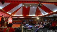 Kehadiran Ahok dalam Kongres V PDIP tersebut pun diketahui oleh Ketum PDIP Megawati Soekarnoputri. Dalam sambutannya di pembukaan kongres PDIP 2019 di Bali tersebut, Megawati sapaan secara khusus kepada Basuki Tjahaja Purnama alias Ahok, lengkap dengan sindiran mengapa harus berganti nama.