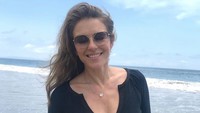 Bagaimana, setuju kan jika Liz disebut Hot Mom? Dok. Instagram/elizabethhurley1