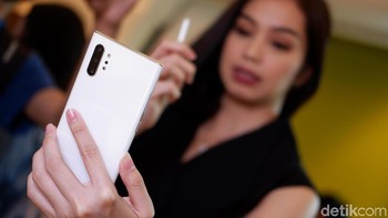 Samsung turut membekali S Pen sensor 6-axis, yang terdiri dari tiga sensor kecepatan dan tiga sensor gyro. Berkat sensor tersebut Samsung bisa menghadirkan fitur yang dinamakan S Pen Air. Foto: Adi Fida Rahman/detikINET