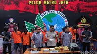 Kabid Humas Polda Metro Jaya Kombes Argo Yuwono memberikan penjelasan terkait pengungkapan kasus penyelundupan sabu tersebut.