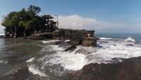 Pulau Karang menjadi tumpuan utama dua bangunan Pura yang jadi ikon Bali yakni Pura Luhur dan Pura Bolong. Saat air laut surut, kalian bisa melihat dua pura ini. Namun jika air sedang pasang, maka jalanan akan tertutup dan hanya bisa dilihat dari dasar laut saja. Isimewa/Siti Nurjanah/dTraveler  