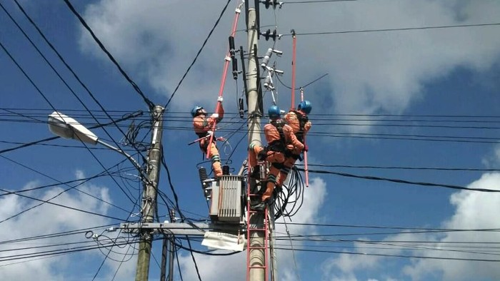 PLN punya pasukan khusus di Bangka Belitung untuk  pemeliharaan jaringan distribusi 20kv meskipun kabel masih dalam keadaan teraliri listrik.