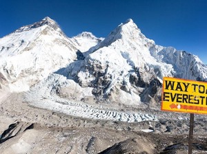 Gunung Everest Kembali Terima Pendakian