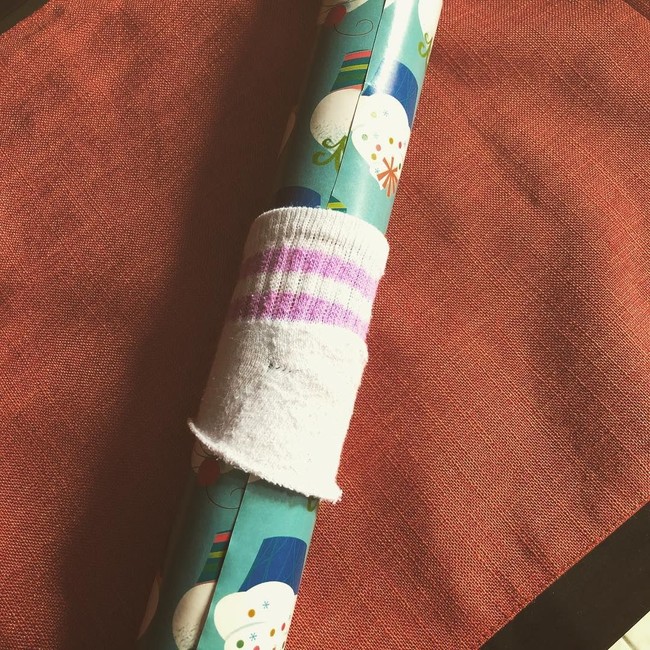Dari pada tidak terpakai, gunakan kaus kaki bayi yang sudah usang untuk menggulung kertas kado atau sampul buku. Foto: Instagram