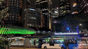 Cahaya kota disepanjang Jl Jenderal Sudirman-Thamrin sangat mempesona.