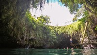 Saking cantiknya To Sua Ocean Trench mendapat julukan kolam alam paling indah sedunia. Kolam dengan diameter mencapai 30 meter ini terbentuk akibat letusan gunung berapi pada zaman dahulu. (iStock)