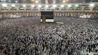 Jemaah tengah tawaf di malam hari.