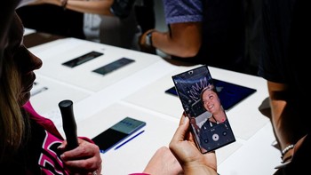 Di Indonesia, Galaxy Note 10 (RAM 8GB/ROM 256) banderolnya adalah Rp 13,999 juta untuk harga normal maupun preorder. Tetapi yang melakukan pemesanan secara preorder akan mendapatkan bonus Galaxy Buds. Foto: Reuters