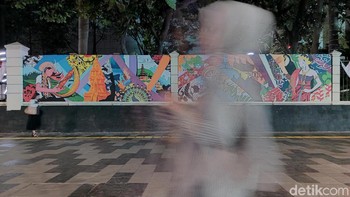 Jalur pedestrian yang besar dan penerangan yang mumpuni, tak ayal menjadi salah satu incaran orang menjadikan lokasi untuk spot foto selfie.