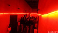 Dengan menggunakan headlamp, pengunjung akan diajak mengelilingi area Taman Rekreasi Margasatwa Serulingmas (TRMS) Banjarnegara di malam hari untuk melihat satwa. (Uje Hartono/detikcom)