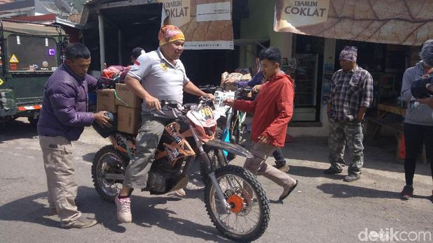 Petugas Antar Logistik ke Kebakaran Gunung Ciremai Pakai Motor Trail