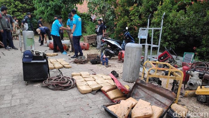 BNN Gerebek Kontrakan di Kramat Jati, 200 Kg Ganja Ditemukan