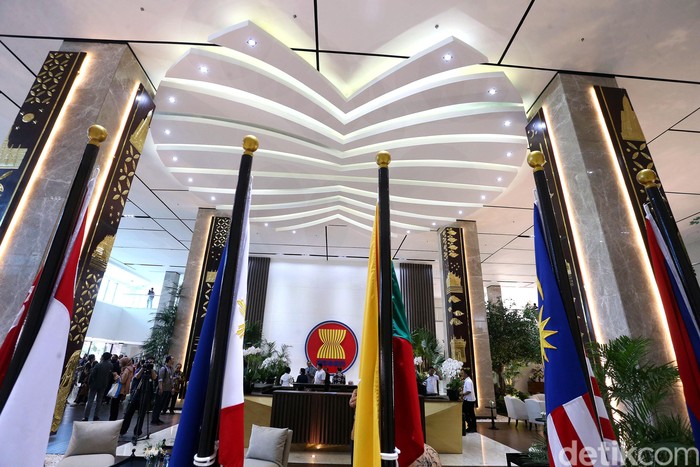 Potret Wajah Baru Gedung Sekretariat Asean<script async src=