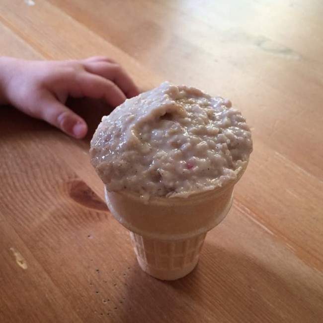 Seorang ibu mengelabui anak yang suka es krim dengan menaruh oatmeal seperti ini. Foto: Instagram
