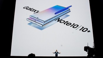 Galaxy Note 10 pun diperkenalkan yang disambut tepuk tangan meriah. Samsung sekaligus memperkenalkan lebih dari satu ponsel pada seri itu. Galaxy Note 10, dengan display 6,3 inch, ditemani oleh Galaxy Note 10+ yang memiliki ukuran display sedikit lebih besar dengan 6,8 inch. Foto: Reuters