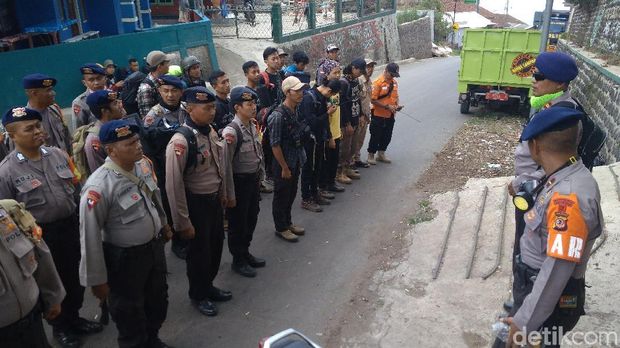 Petugas Antar Logistik ke Kebakaran Gunung Ciremai Pakai Motor Trail