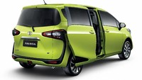 Dari tampilan luar, Toyota Sienta facelift kini mendapatkan pilihan warna mencolok yang disebut Citrus Mica Metallic. Pilihan warna hijau stabilo tersebut persis Toyota Yaris yang dijual di Indonesia. Foto: Pool (Toyota)