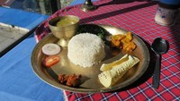 Makan siang, bisa cicip aneka hidangan lokal perpaduan antara Nepal dan Tibet. Campuran dari nasi, sayur, hingga dal. Foto: Istimewa