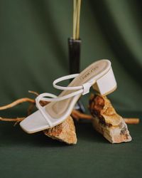 Opsi 5 Sandal Heels dengan Tali Menyimpang yang Sedang Tren dari Brand Lokal
