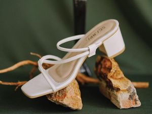 Opsi 5 Sandal Heels dengan Tali Menyimpang yang Sedang Tren dari Brand Lokal