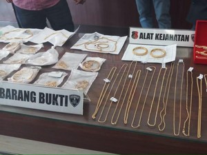 Terekam CCTV Curi Emas, Wanita Paruh Baya Nangis Saat Ditangkap