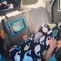 Saat berkendara, Anda mungkin ingin membuat anak tenang dengan membiarkan mereka menonton gadget. Seorang ibu punya cara unik yakni dengan menyimpan tabletnya dalam kantung plastik dan digantungkan di bagian sandaran kepala seperti ini. Instagram: @momma.to.many