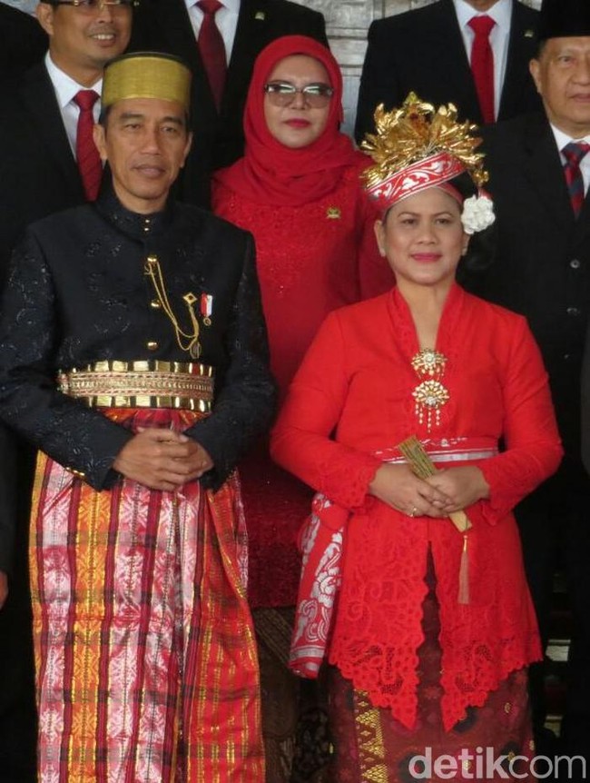 Ini bukan kali pertama Jokowi memakai baju daerah di Sidang Tahunan. Pada 2017, ia bersolek dengan baju adat Makassar, daerah asal Jusuf Kalla yang ketika itu masih menjabat sebagai wakil presiden RI. (Foto: dok. detikfoto)