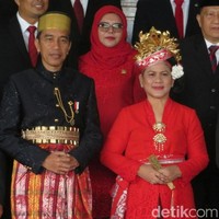 Ini bukan kali pertama Jokowi memakai baju daerah di Sidang Tahunan. Pada 2017, ia bersolek dengan baju adat Makassar, daerah asal Jusuf Kalla yang ketika itu masih menjabat sebagai wakil presiden RI. (Foto: dok. detikfoto)