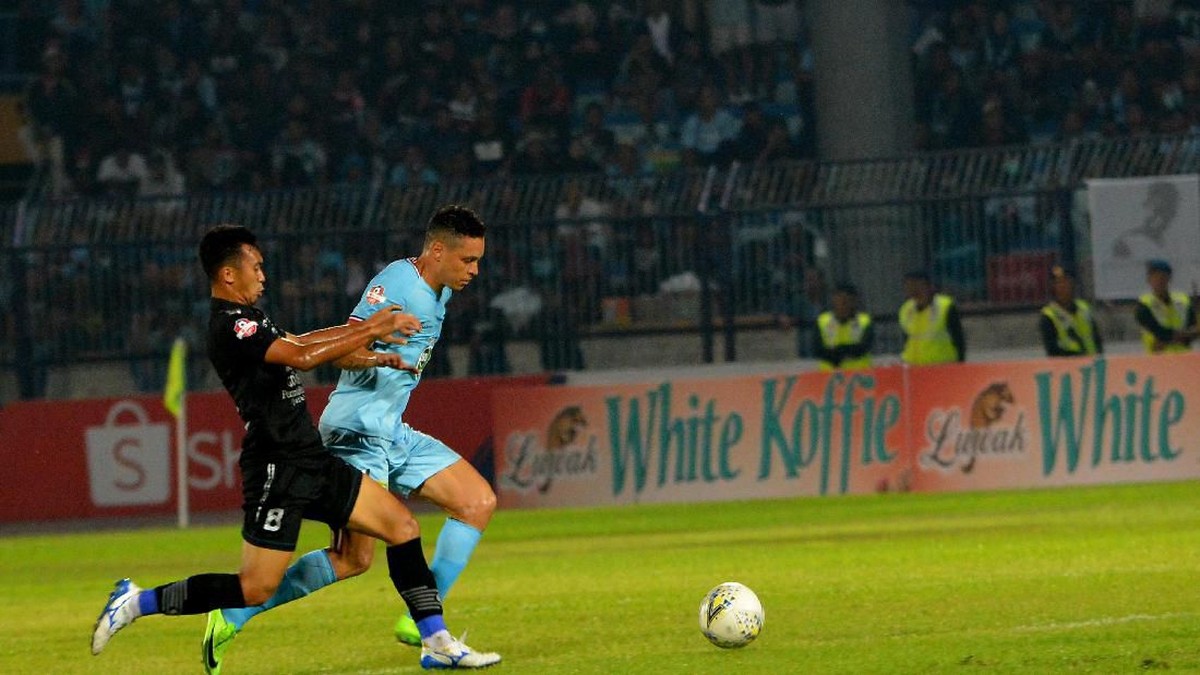 Persib Bandung (jersey hitam) gagal menang lagi (ANTARA FOTO/Syaiful Arif)