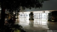 Gedung Sekretariat ASEAN ini juga didesain ramah lingkungan dengan standar Sertifikat Green Building Tingkat Platinum dari Green Building Council Indonesia (GBCI). Selain itu, Terdapat jembatan penghubung (skybridge) sepanjang 40,5 meter sebagai penghubung kedua menara tersebut.