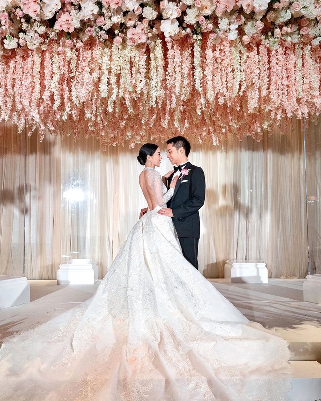 Carmen tampak anggun dengan gaun putih bervolume putih karya desainer Paris Tony Ward. Foto: Instagram