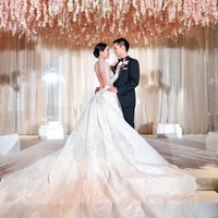 Carmen tampak anggun dengan gaun putih bervolume putih karya desainer Paris Tony Ward. Foto: Instagram