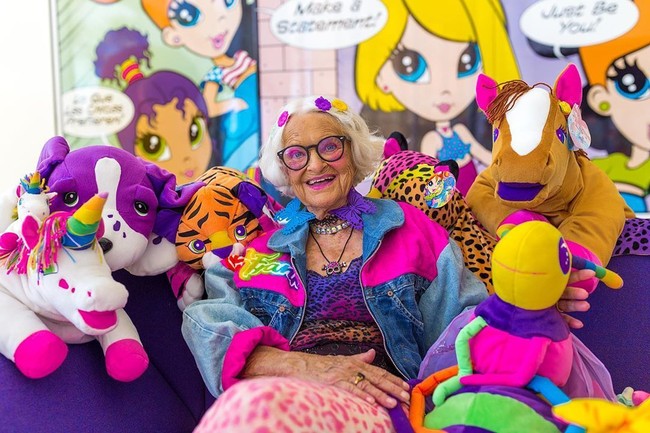 Helen mulai eksis di Instagram sejak 2014 saat cucunya yang berusia 19 tahun memposting foto dirinya di media sosial. Sejak saat itu Helen menjadi favorit banyak orang. Foto: Instagram @baddiewinkle