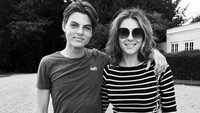 Liz pun kerap mengunggah momen dirinya bersama Damian yang sejak masih kecil. Dok. Instagram/elizabethhurley1