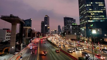 Lampu kendaraan yang dipadukan dengan cahaya lampu gedung bertingkat di Jakarta terlihat sangat indah.