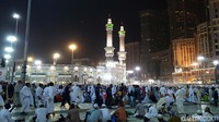 Hal ini membuat para jemaah yang berjalan di sekitar Masjidil Haram jadi bermandi cahaya.