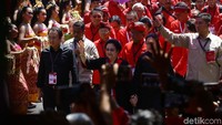 Pantauan detikcom, Megawati tiba di Hotel Grand Inna Bali Beach, Sanur, Bali, sekitar pukul 12.30 WITa, Kamis (8/8/2019).