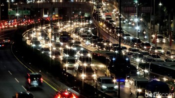 Salah satu ruas jalan di bilangan Gatot Subroto tampak dipenuhi oleh lampu kendaraan bermotor.