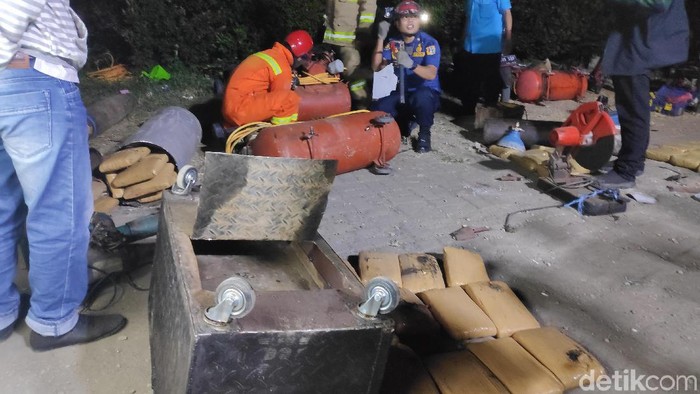 Petugas Damkar bantu BNN bogkar tabung gas berisi ganja.