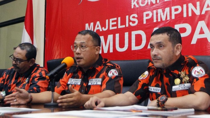 ORMAS PEMUDA PANCASILA REFORMASI AGRARIA UNTUK MASYARAKAT

Sekjen Majelis Pimpinan Nasional (MPN) Organisasi Masyarakat (Ormas) Pemuda Pancasila Arif Rahman (tengah) bersama Wasekjen Bidang OKK Yahya Abdul Habib (kanan) dan Ketua Bidang Lingkungan Firdaus Siregar (kiri) memberikan keterangan pers Reformasi Agraria Melalui Penertiban Lahan Sawit Ilegal di Indonesia : Studi Kasus di Provinsi Riau, Sekretariat MPN Pemuda Pancasila, Jakarta, Rabu (7/8). Ormas Pemuda Pancasila merekomendasikan kepada pemerintah untuk menindak tegas para pengusaha sawit yang merugikan negara dan mengembalikan lahan kepada negara selanjutnya diberikan kepada maasyarakat dalam program perhutani. Foto : Dwi Pambudo/Rakyat Merdeka