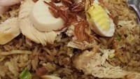 Pelengkap yang tak boleh ketinggalan adalah acar mentimun, kerupuk dan taburan bawang goreng. Foto : Instagram @kuliner_with_mark
