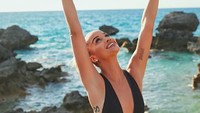 Senyum memikatnya di Bermuda. (golden_barbie/Instagram)
