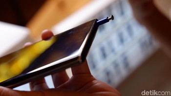 Tapi kemampuan S Pen tidak sebatas itu saja detikers. Banyak fungsi lain yang dapat dilakukan lewat stylus milik Galaxy Note 10 itu. Foto: Adi Fida Rahman/detikINET