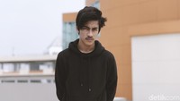 Abi kini memang dikenal sebagai bintang sinetron dan idola anak-anak remaja saat ini.
