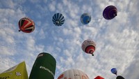 Berbagai bentuk dan ukuran balon dipamerkan disini.